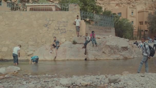 Moraccan Kinderen Spelen Met Water Buurt Van Hun Huizen Vrienden — Stockvideo