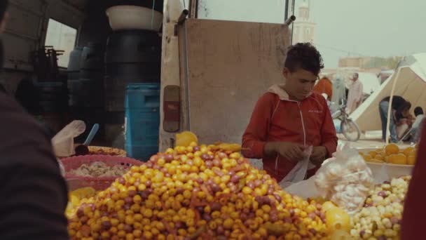 一个卖水果的摩洛哥商人卖水果给顾客 卖背景的沙漠 卖穷人 — 图库视频影像