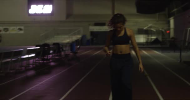 Κινηματογραφικό Μέσο Στιγμιότυπο Της Αθλήτριας Που Τρέχει Προς Την Κάμερα — Αρχείο Βίντεο