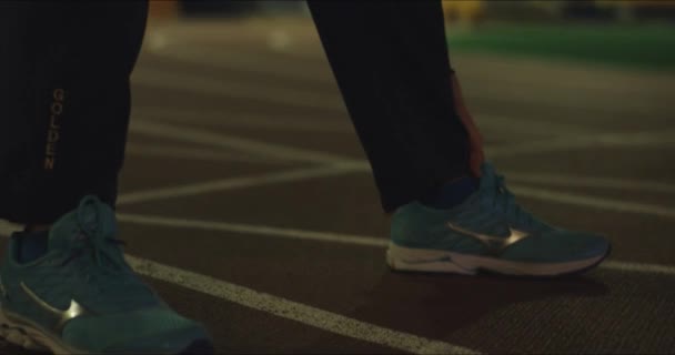 Bir Bayan Sporcunun Ayakkabılarını Kapalı Koşu Pistinde Esnetirken Kapatın — Stok video