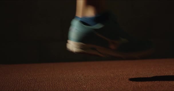 Fotografía Cinematográfica Una Mujer Atleta Saltando Cámara Cámara Lenta Dentro — Vídeos de Stock