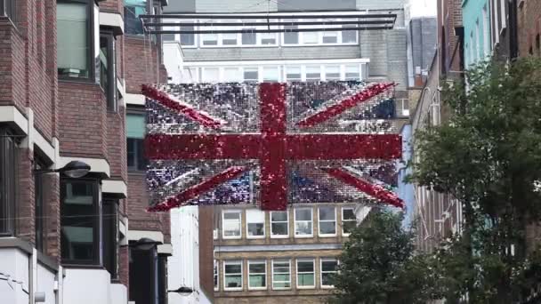 在伦敦Carnaby街闪烁着Union Jack — 图库视频影像