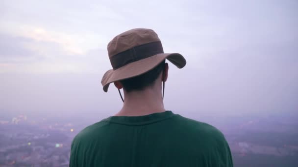 Camera Films Man Model Looks City Nanjing China Wears Bucket — Stock Video