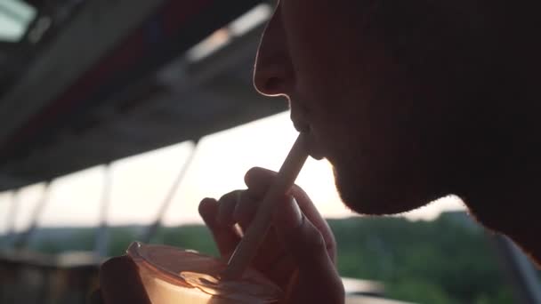 Joven Está Bebiendo Burbujas Mientras Sienta Una Terraza Soleada — Vídeos de Stock