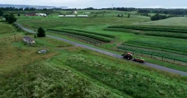 Вид Воздуха Трактор Вытаскивающий Плоскогорье Заполненное Кукурузой Собранной Поля — стоковое видео