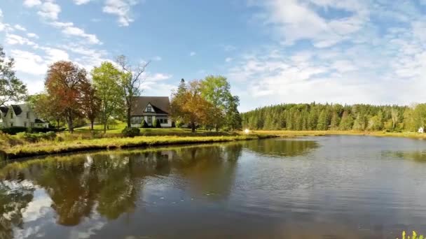 俯瞰平静河流的农舍 — 图库视频影像