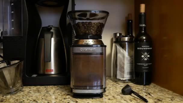 Kávébab Őrlése Egy Deluxe Kávéőrlőben — Stock videók