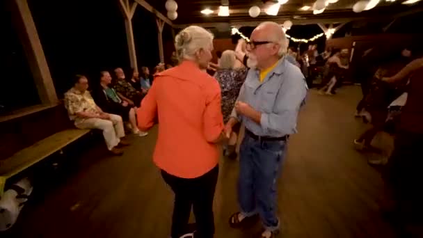 Gros Plan Couples Matures Seniors Dansant Nuit Dans Pavillon Plein — Video