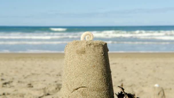 Spiralna Muszla Usytuowana Szczycie Małego Piaskowego Zamku Ocean Beach Nowa — Wideo stockowe