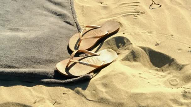 Bir Flip Flops Kovası Havlunun Kıyısına Yerleştirilmiş — Stok video