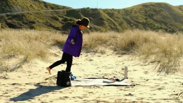 Азиатская Девушка Устроила Пикник Пляже Новой Зеландии — стоковое видео