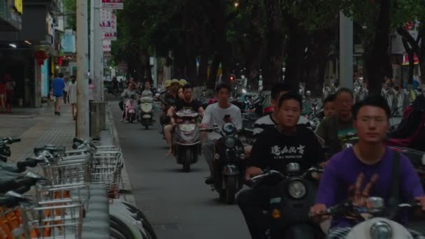Personer Cykling Motorcykel Och Cykel Cykelbana Efter Arbete Guilin Porslin — Stockvideo