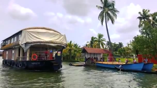 穿越Alappuzha Kerala印度河流的大船 — 图库视频影像