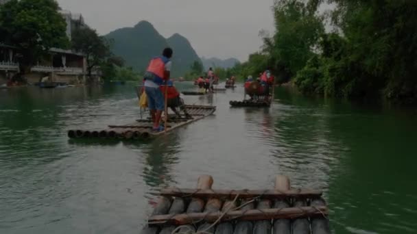 Αρχαία Παραδοσιακή Βόλτα Μπαμπού Σχεδία Στο Yulong Ποταμού Γραφική Θέα — Αρχείο Βίντεο