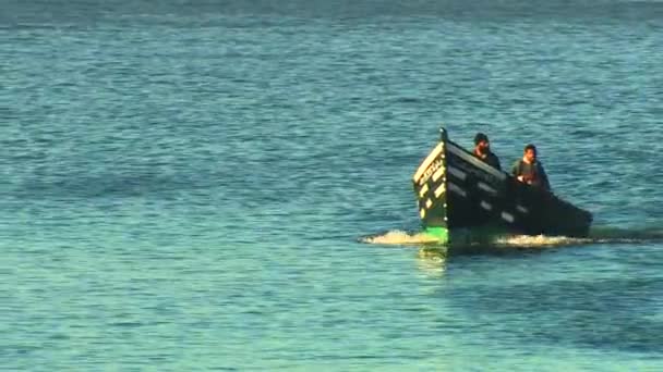 Pescadores Marroquíes Regresan Puerto Foum Oued Cerca Laayoune Barco Tradicional — Vídeo de stock