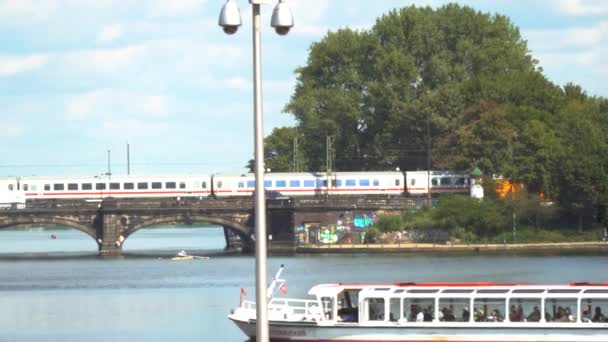 Metropolitana Che Passa Accanto Lago Nel Centro Amburgo Germania — Video Stock