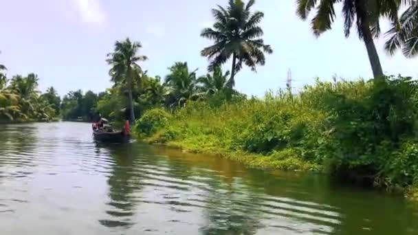 Lång Båt Passerar Över Floden Vid Kerala Alappuzha — Stockvideo