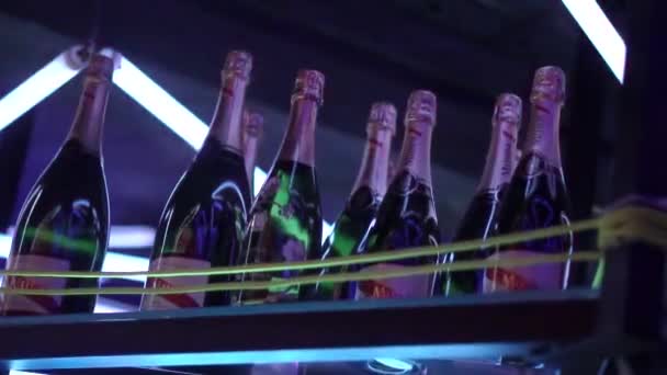 Champagnerflaschen Regal Einer Club Disco Mit Psychedelisch Gefärbten Lichtern — Stockvideo