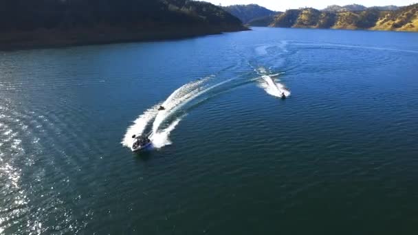 Belo Dia Verão Lago Desfrutando Alguns Desportos Aquáticos Com Barcos — Vídeo de Stock