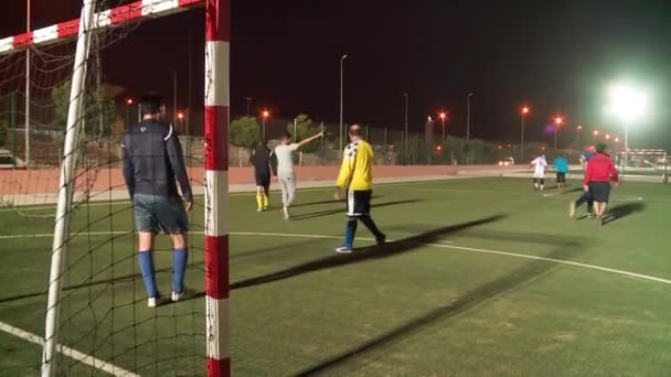 Habitantes Laayoune Jogar Futebol Noite Campo Grama Artificial Sua Disposição — Vídeo de Stock