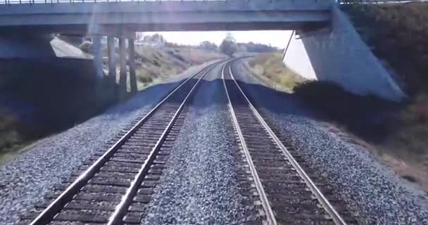 Aerial Drone Sobre Las Vías Del Tren Por Noche — Vídeo de stock