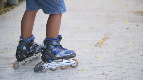 Niewyraźne Nogi Chłopca Uczącego Się Jeździć Rolkach Drodze — Wideo stockowe