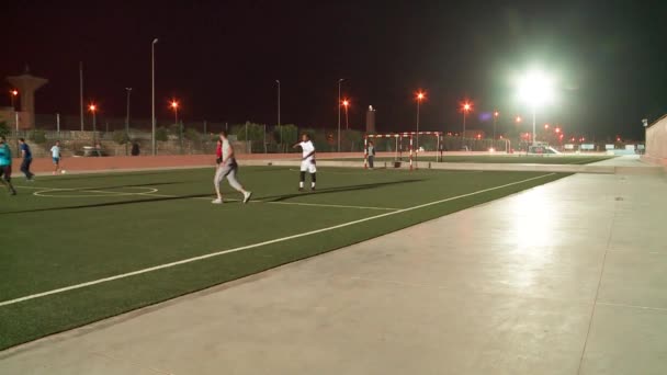 Vídeo Panorámico Habitantes Laayoune Jugando Fútbol Noche Campo Césped Artificial — Vídeo de stock