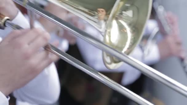 Detailní Záběr Krásnou Reflexí Ruce Hrající Trombone Zbytek Kapely Pozadí — Stock video