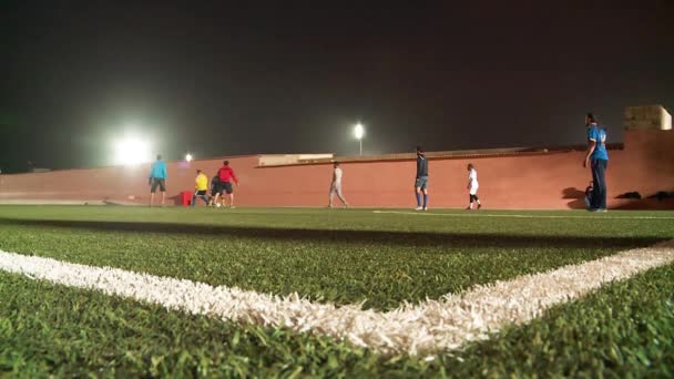 ラヨーン モロッコ の住民の隅からの眺め人工芝のフィールドで夜サッカーをする彼らの処分で無料で — ストック動画