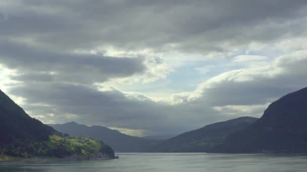 ノルウェーの美しいフィヨルドを航海する — ストック動画