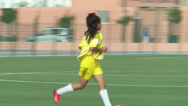 Rastreamento Câmera Uma Jogadora Júnior Futebol Feminino Durante Treinamento Laayoune — Vídeo de Stock