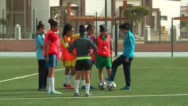 Treinador Uma Equipe Futebol Feminino Júnior Laayoune Dando Instruções Antes — Vídeo de Stock