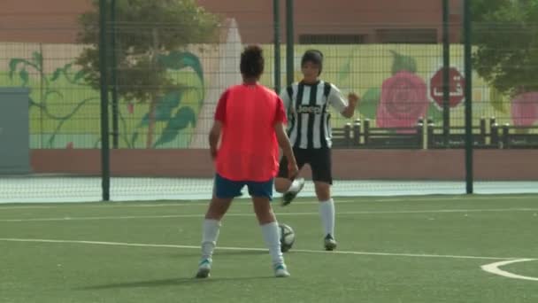 Treinamento Uma Equipe Futebol Feminino Júnior Laayoune Marrocos Close Tiro — Vídeo de Stock