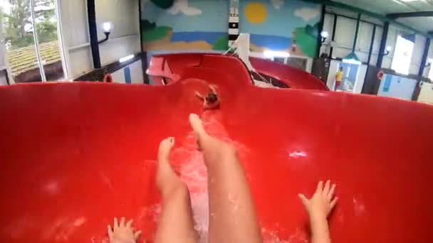 Kinderen Met Hoofdcamera Naar Beneden Glijden Een Indoor Waterglijbaan Een — Stockvideo