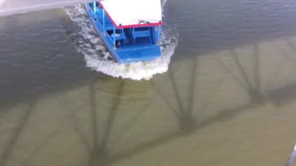 Barco Sobre Puente — Vídeo de stock