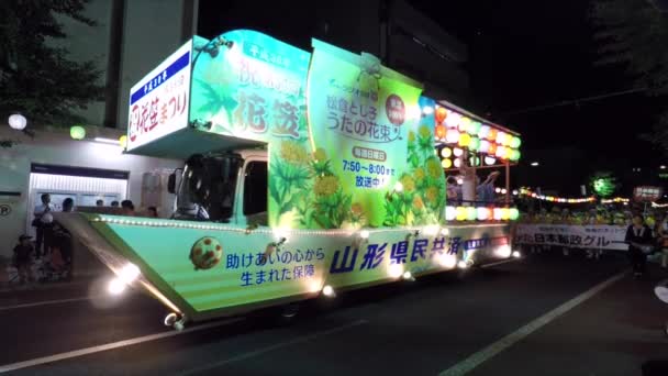 在日本的花冈节 一个游行花车和舞女们沿着大街缓缓地走着 — 图库视频影像