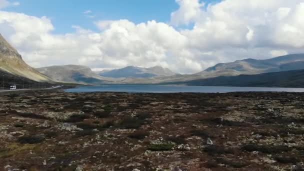 Scen Rör Sig Mot Sjö Fjälldal Norge Klippet Panorerar Mot — Stockvideo