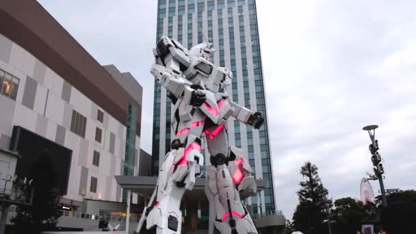 Tokyo Japonya Kırmızı Işıkları Olan Dev Beyaz Robot — Stok video