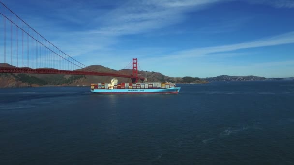 Containership Sob Golden Gate Bridge San Francisco Linda — Vídeo de Stock