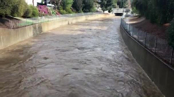 暴風雨の後 洪水はLa川の排水システムに急増します — ストック動画