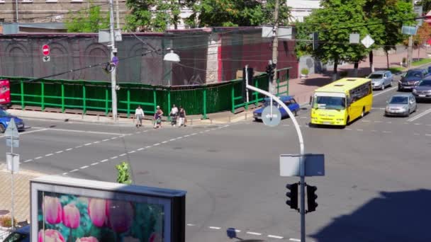 Vista Personas Tráfico Cruzando Concurrida Intersección Verano Europa Kiev — Vídeos de Stock