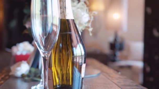 Gözlüklü Bir Şişe Şampanya — Stok video
