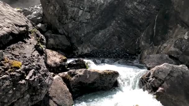山の川からの水のスローモーションショットを下に行く — ストック動画
