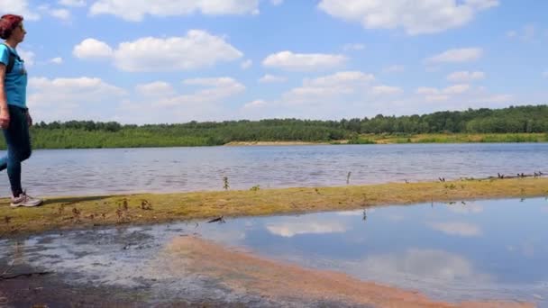 Una Donna Zaino Spalla Che Cammina Sulla Riva Del Lago — Video Stock