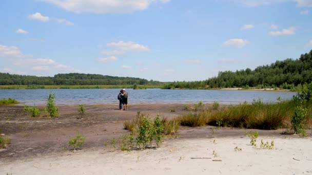 Backpackers Pár Muž Žena Objímání Líbání Jezera Národním Parku Hoge — Stock video