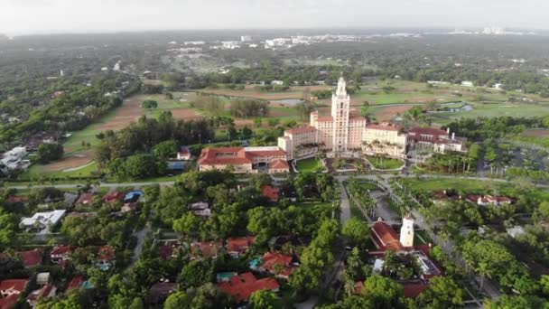 Будинки Коралових Дахів Церква Поруч Готелем — стокове відео