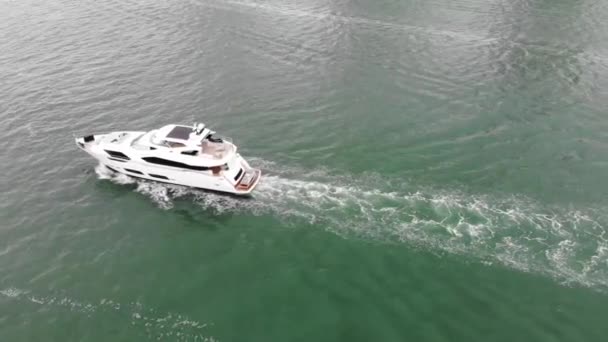 Vista Aérea Yate Agua Color Esmeralda Pasando Por Barco Pesquero — Vídeo de stock