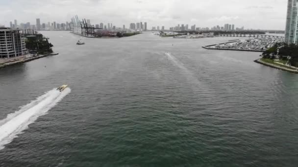 Letecký Pohled Pohybuje Směrem Přístavu Miami Turné Lodí Vodní Skútr — Stock video