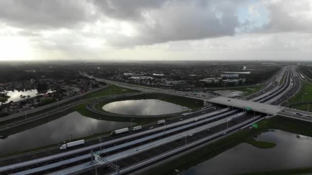 曇りの日の高速道路交通の空中ビュー — ストック動画