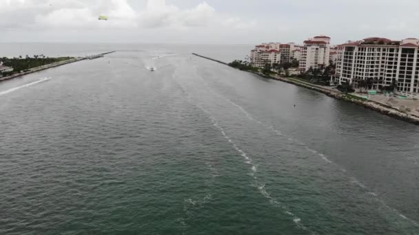 Jachty Vodní Skútry Lodním Pruhu Mezi South Beach Fischer Island — Stock video